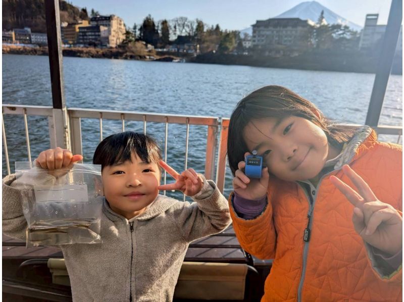 【山梨県・河口湖】初心者様向けワカサギ釣り１時間30分プラン！ワカサギの天ぷらを食べられる！暖かく快適な最新ドーム船で釣り体験！の紹介画像