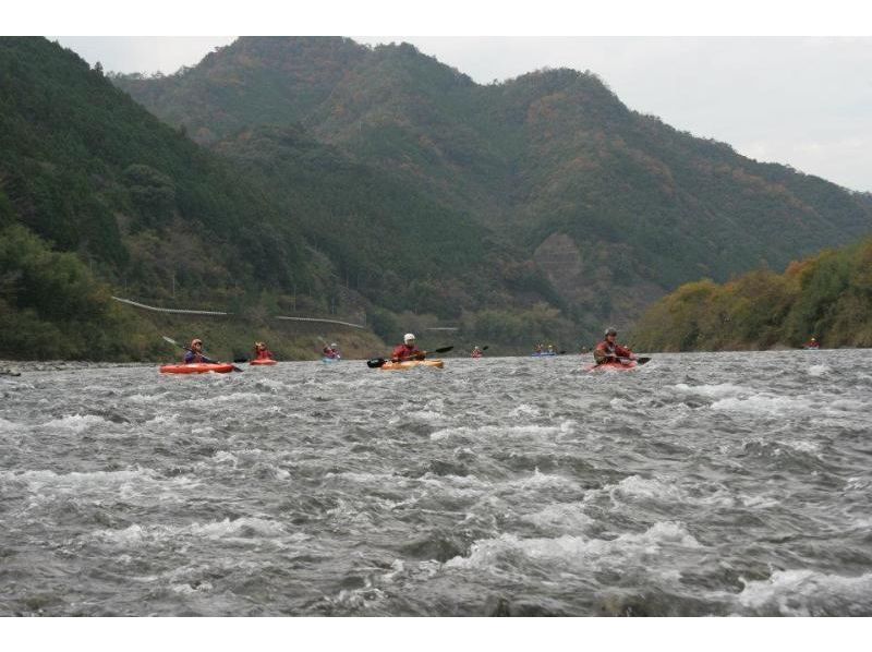[โคชิชิมันโตะล่องเรือไปตามแม่น้ำ] เริ่มจากตอนบ่ายเดินทางไปแม่น้ำง่ายไปครึ่งวันทัวร์ระยะสั้น 4 กม. [เรือแคนู]の紹介画像