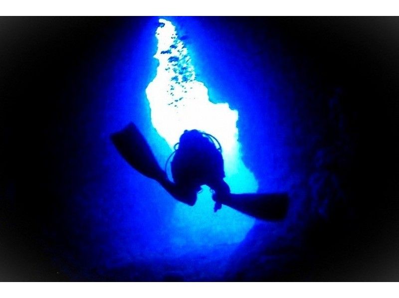 【恩納村/青の洞窟】ボートで行く青の洞窟体験ダイビング♪乗船料込・動画/写真撮影付◎女性・カップルにおススメ◎の紹介画像