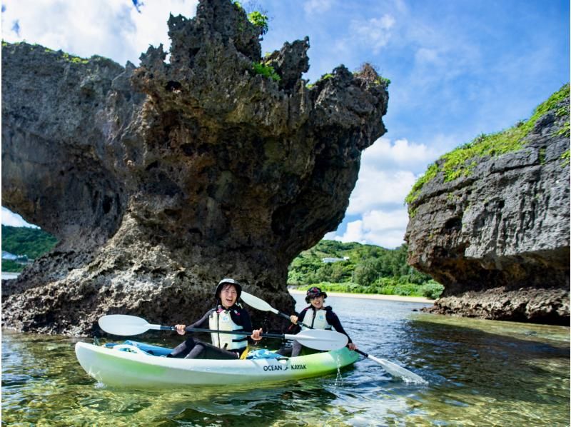 【沖縄・恩納村】カヤックでもっともっと冒険ツアー（120分）大洞窟や秘密のビーチ、迫力の断崖絶壁の海岸線を冒険しよう！の紹介画像