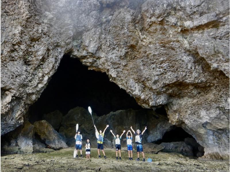 【沖縄・恩納村】カヤックでもっともっと冒険ツアー（120分）大洞窟や秘密のビーチ、迫力の断崖絶壁の海岸線を冒険しよう！の紹介画像