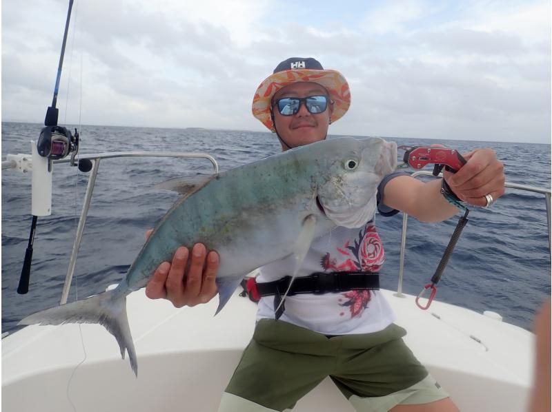 [From Ginowan Marina] Fully chartered boat charter [Okinawa Gomoku boat fishing Beginners welcome ♪ 5 hour course] Popular with families and groups ♪ Children are OK!の紹介画像