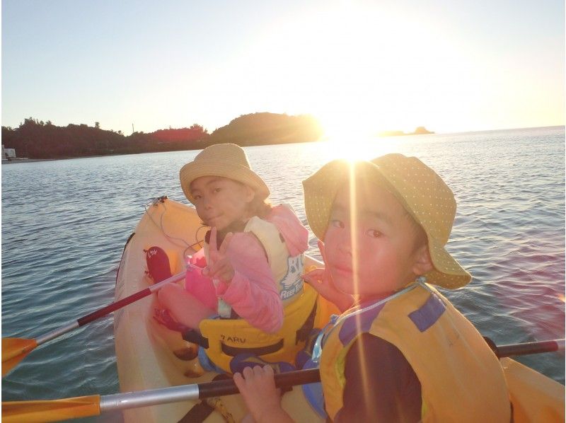 【沖縄・恩納村】サンセットカヤックの冒険ツアー （1.5h）海に揺られながら夕陽に癒されちゃいましょう！の紹介画像