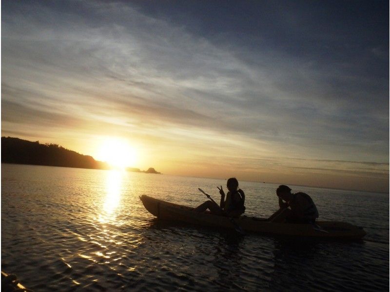 [หมู่บ้านโอกินาว่า] ทัวร์ผจญภัยของพายเรือคายักชมพระอาทิตย์ตกの紹介画像