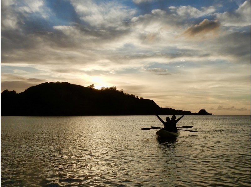 [หมู่บ้านโอกินาว่า] ทัวร์ผจญภัยของพายเรือคายักชมพระอาทิตย์ตกの紹介画像