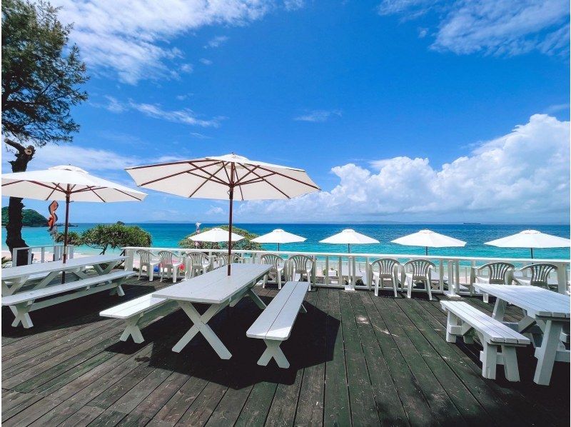 [Okinawa Tsuken Island] A plan to enjoy BBQ & banana boat on the wooden deck terrace with all seats ocean view!の紹介画像