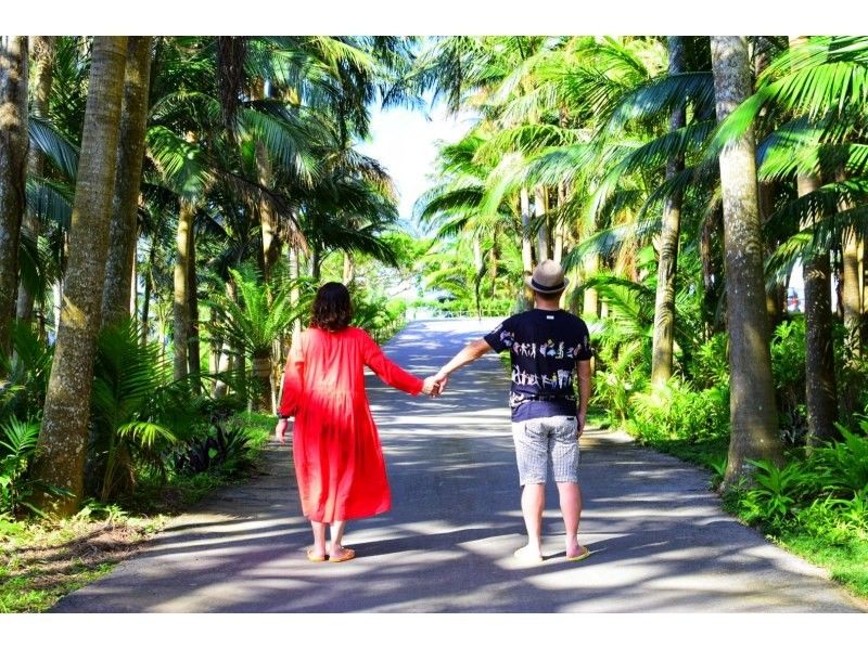 Couples enjoying Ishigaki Island sightseeing Ishigaki Island Adventure Photo Tour KIBOU