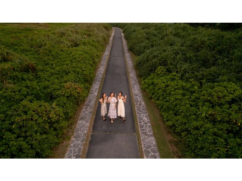 ＜沖縄・読谷　残波＞選べるフォトツアー＊サプライズ,プロポーズ、家族写真をドローン、ムービー入れながらの紹介画像