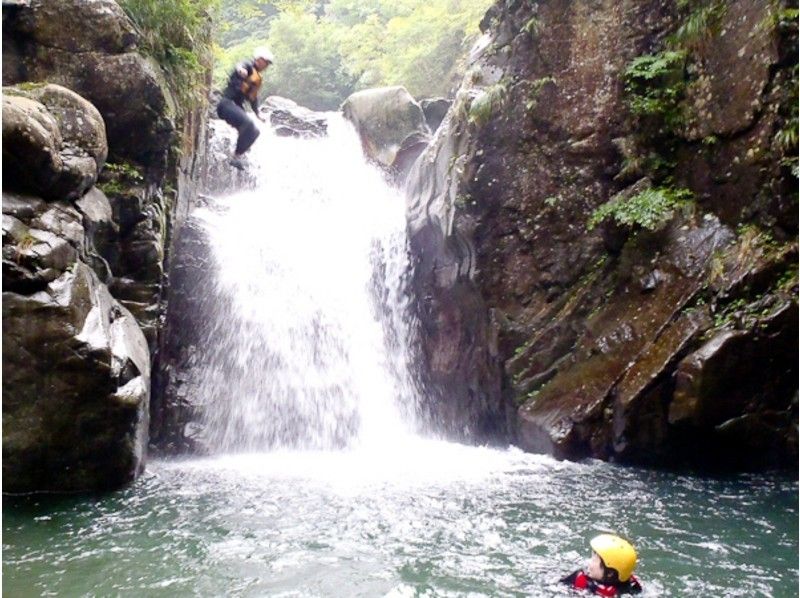 [滋贺]挑战一个巨大的瀑布！溪降涩川白泷の紹介画像