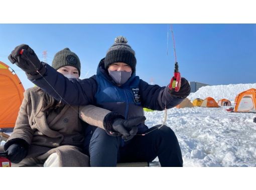 【北海道オホーツクエリア】 大空町・女満別湖畔アイスフィッシング（氷上ワカサギ釣り）体験ツアー。その場で天ぷらにして食べられます。送迎付き