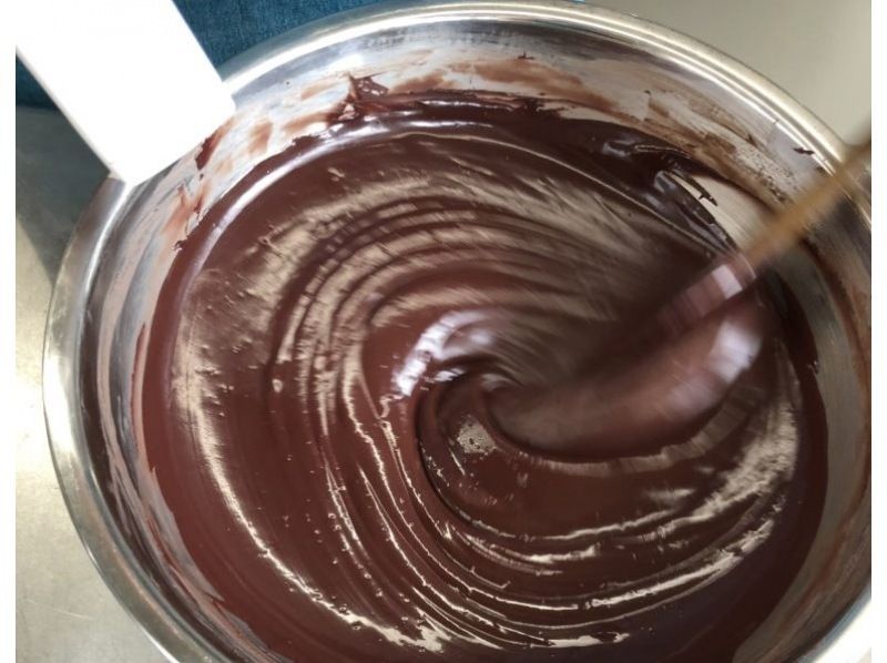 【冲绳Yanbaru】了解神赐可可和冲绳素材的深度和魅力！巧克力制作体验 ・用红糖冰淇淋做的巧克力看起来很棒★の紹介画像