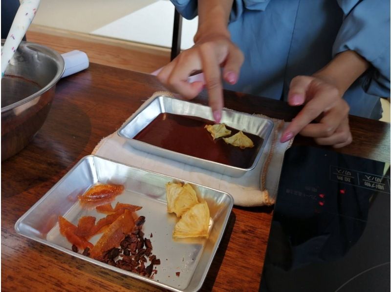 【沖繩Yanbaru】了解神賜可可和沖繩素材的深度和魅力！巧克力製作體驗 ・用紅糖冰淇淋做的巧克力看起來很棒★の紹介画像