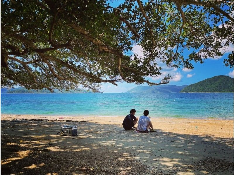 Kagoshima Amami Oshima Beach Couple Talking Popular Place for Couples