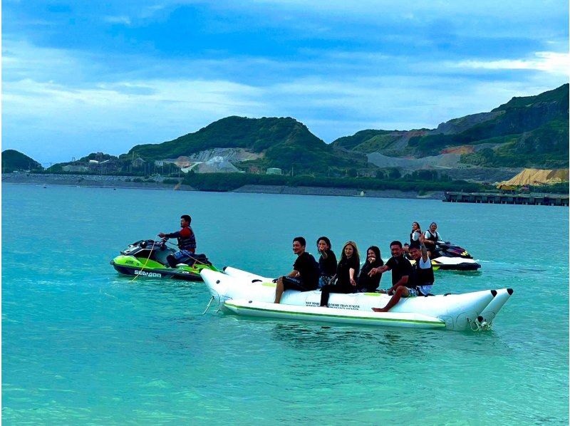 [Okinawa Kunigami-gun] Banana boat (towing tube)-Towing a banana-shaped double boat with a jet ski