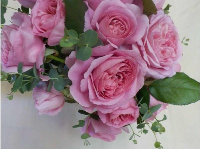 【滋賀・竜王】初心者の方向け！イングリッシュローズを使用した「フラワーアレンジメント体験」｜プレゼントにもおすすめ◎｜の紹介画像