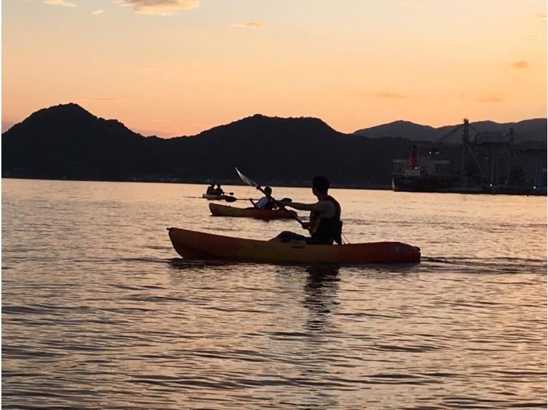 【広島・忠海】海風を感じてこぎ出そう！「シーカヤックとサップ」カフェホクストンで海と夕焼けを見ながら夕食付き・お子様と一緒に遊べる！の紹介画像