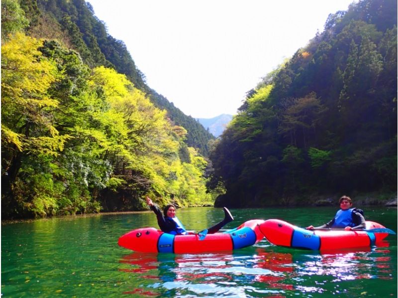 奥多摩半日パックラフト　超軽量1人乗りゴムボートで白丸湖をのんびりクルージング！初めてでもOK!【小学5年生から】の紹介画像