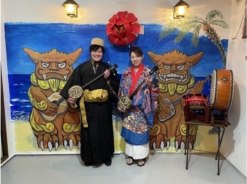 [One stop from Naha Airport (Akamine)] (about 120 minutes) Experience playing an entire Okinawan sanshin and a quick Ryukyu costume experienceの紹介画像