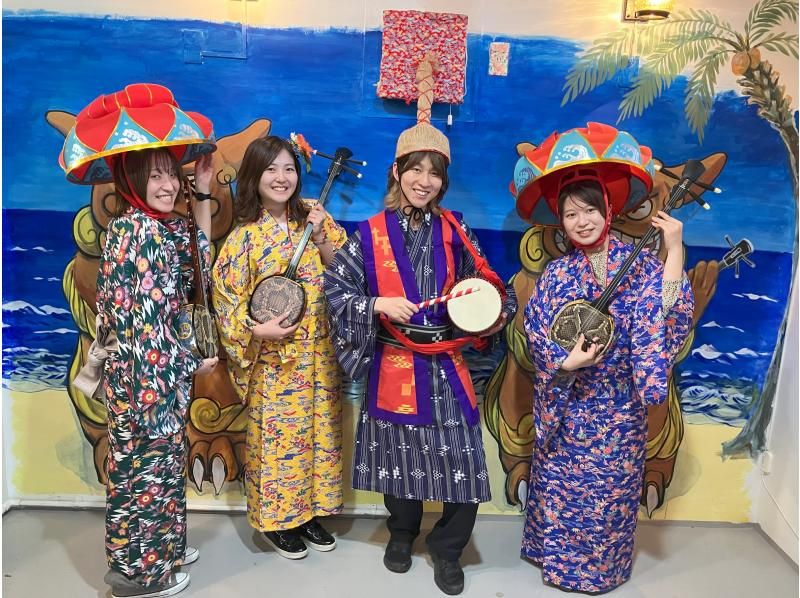 [One stop from Naha Airport (Akamine)] (about 120 minutes) Experience playing an entire Okinawan sanshin and a quick Ryukyu costume experienceの紹介画像