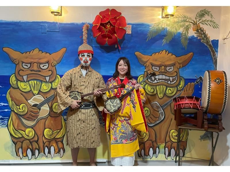 [One stop from Naha Airport (Akamine)] (about 120 minutes) Experience playing an entire Okinawan sanshin and a quick Ryukyu costume experienceの紹介画像