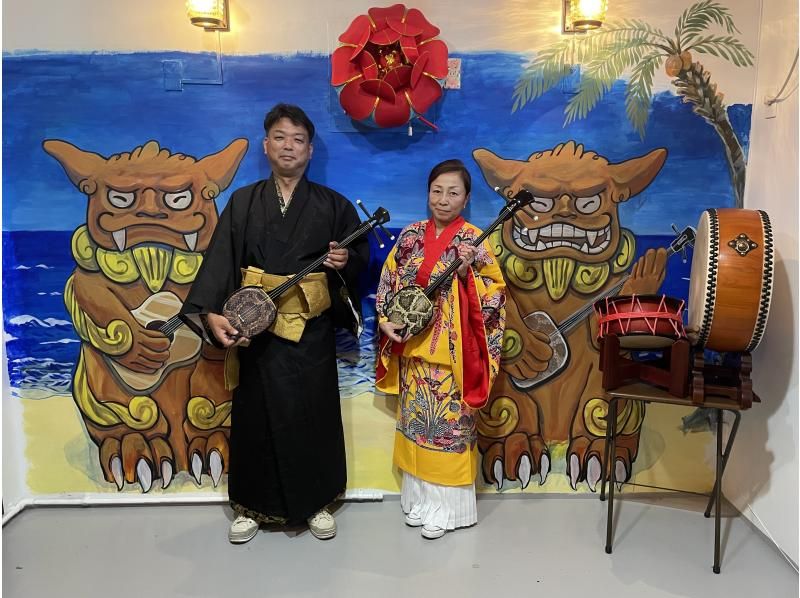 [One stop from Naha Airport (Akamine)] (about 120 minutes) Experience playing an entire Okinawan sanshin and a quick Ryukyu costume experienceの紹介画像