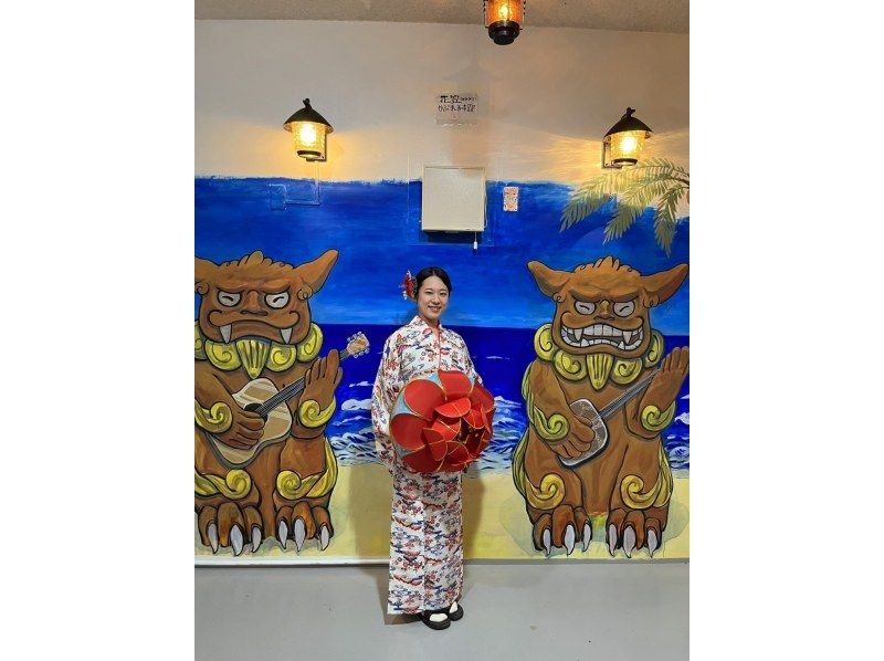 [One stop from Naha Airport (Akamine)] (about 120 minutes) Experience playing an entire Okinawan sanshin and a quick Ryukyu costume experienceの紹介画像