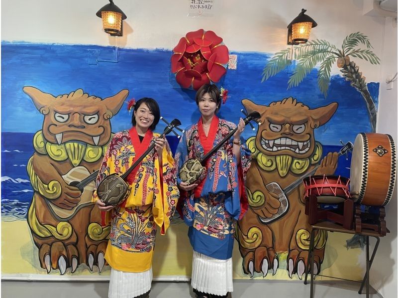 [One stop from Naha Airport (Akamine)] (about 120 minutes) Experience playing an entire Okinawan sanshin and a quick Ryukyu costume experienceの紹介画像