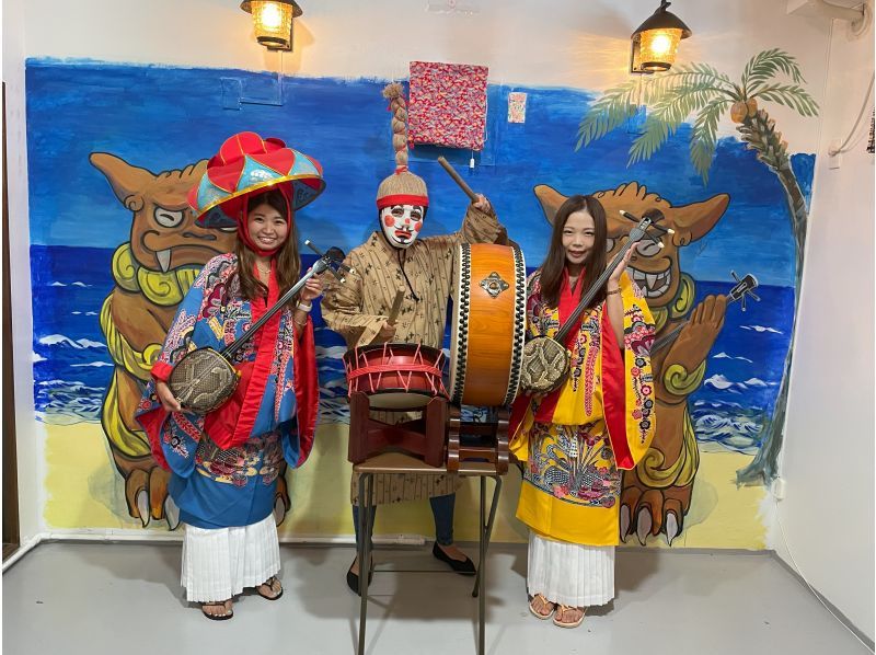 [One stop from Naha Airport (Akamine)] (about 120 minutes) Experience playing an entire Okinawan sanshin and a quick Ryukyu costume experienceの紹介画像