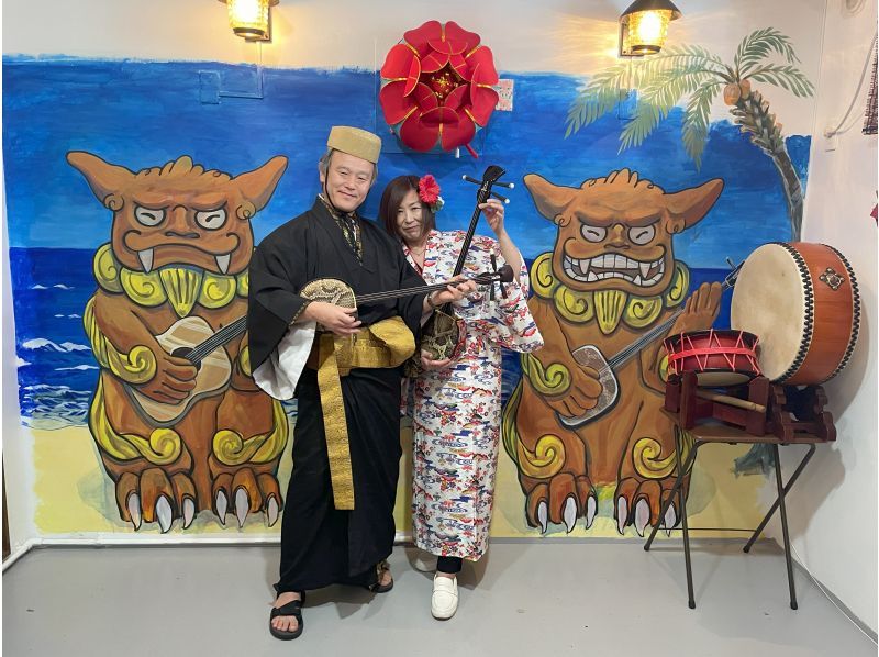 [One stop from Naha Airport (Akamine)] (about 120 minutes) Experience playing an entire Okinawan sanshin and a quick Ryukyu costume experienceの紹介画像