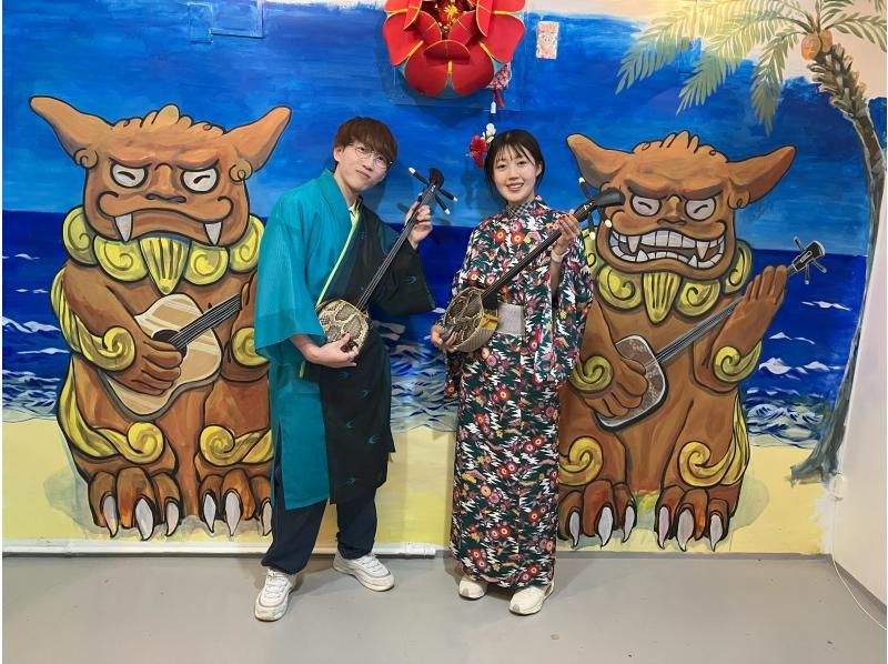 [One stop from Naha Airport (Akamine)] (about 120 minutes) Experience playing an entire Okinawan sanshin and a quick Ryukyu costume experienceの紹介画像