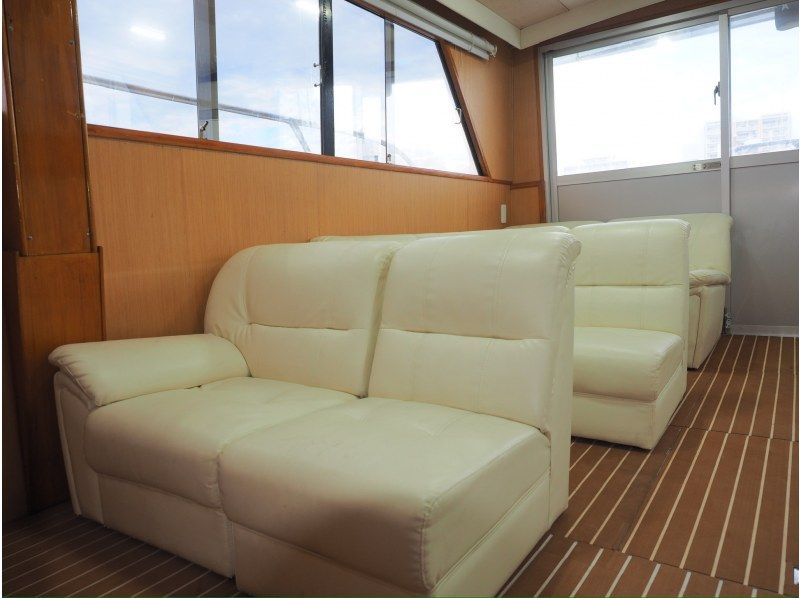 [West Coast, Whale Watching, Half-Day, Private Salon Cruise Ship] Fully air-conditioned and equipped with a windbreak, so you can search for whales in a comfortable space with complete protection from the cold!の紹介画像