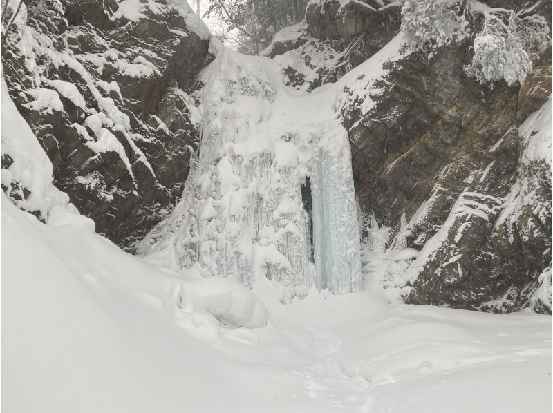 【栃木・日光/鬼怒川】雪見風呂＆軽食付き 奥鬼怒温泉氷瀑スノーシューツアーの紹介画像