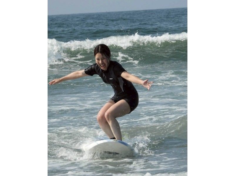 【サーフィンレンタル】自分のペースでゆっくり☆お店の前の海で練習出来ます！の紹介画像