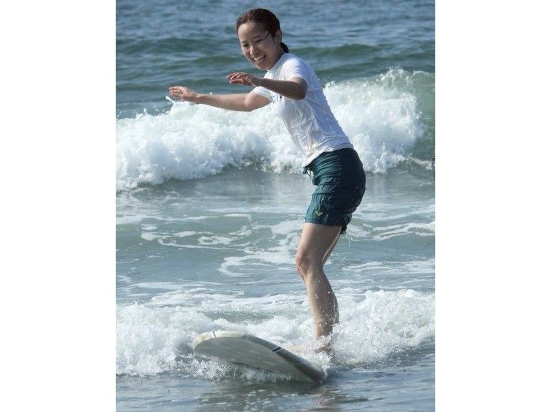 【サーフィンレンタル】自分のペースでゆっくり☆お店の前の海で練習出来ます！の紹介画像