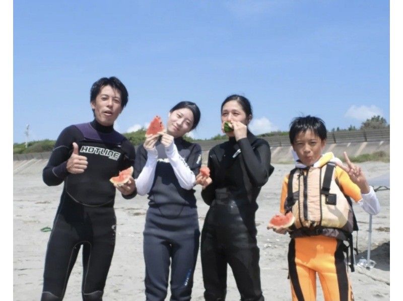 【サーフィンレンタル】自分のペースでゆっくり☆お店の前の海で練習出来ます！の紹介画像