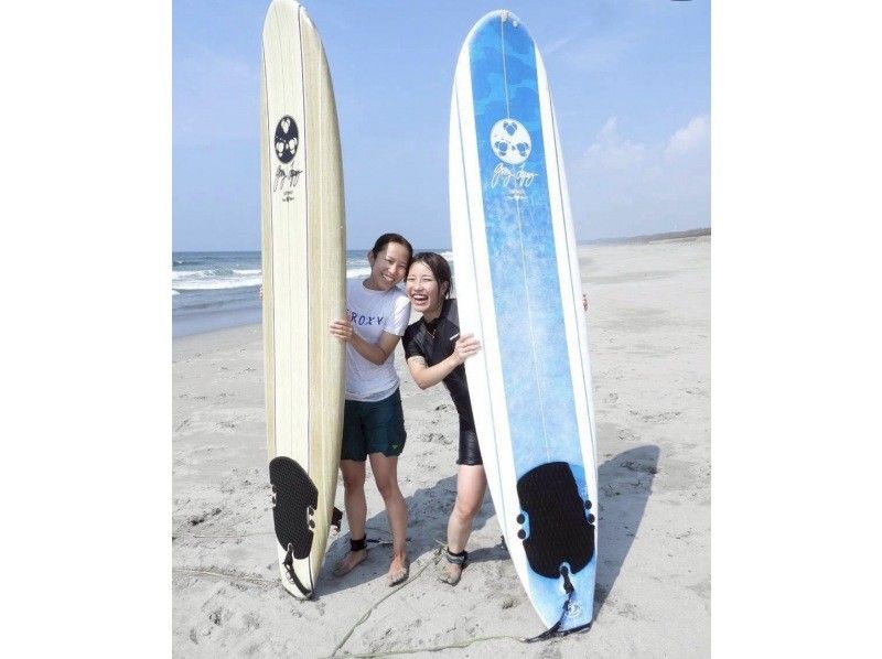 【サーフィンレンタル】自分のペースでゆっくり☆お店の前の海で練習出来ます！の紹介画像