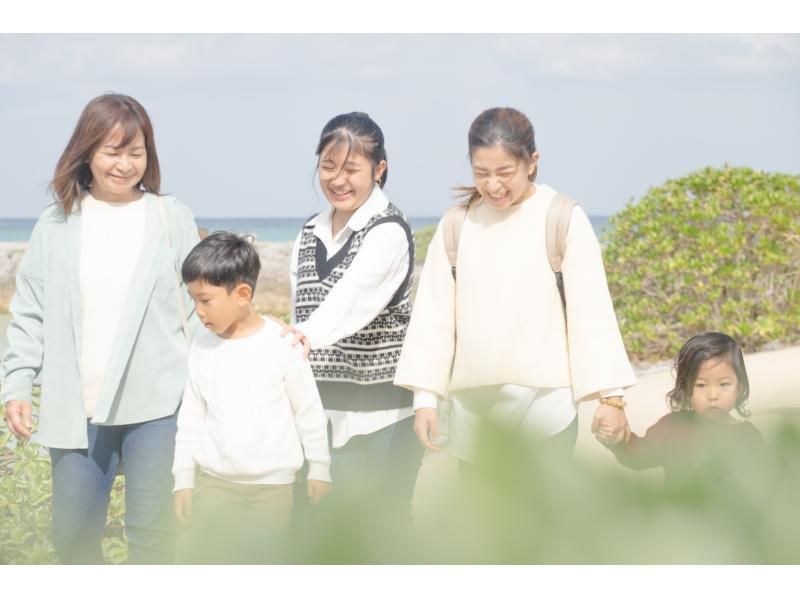 【沖縄本島】　ビーチで家族と友達とロケーション撮影の紹介画像