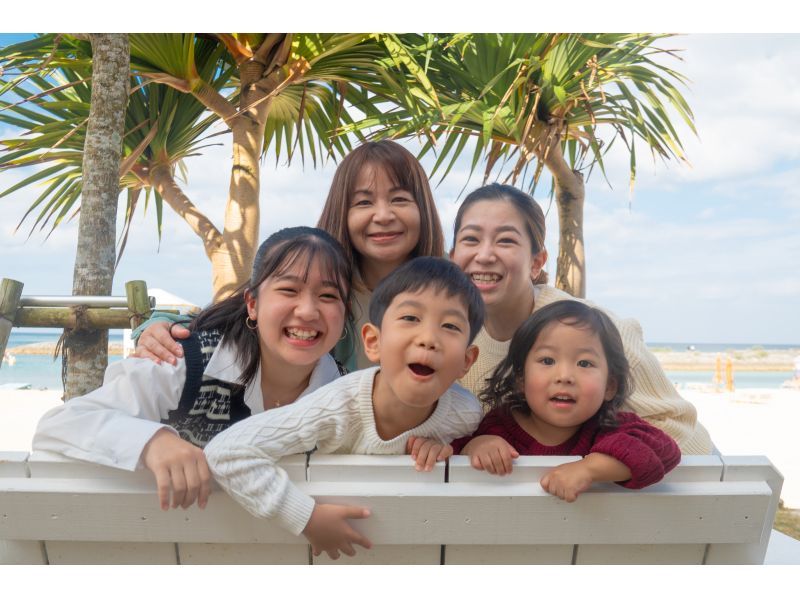 【沖縄本島】　ビーチで家族と友達とロケーション撮影の紹介画像