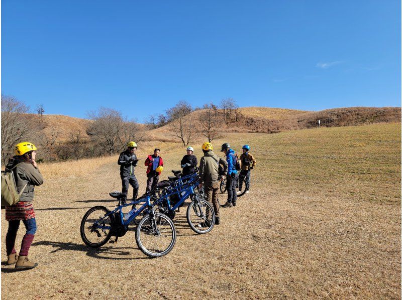 [Kumamoto/Aso] ~ A professional guide will guide you to the superb view of the grassland that is usually not accessible ~ Experience the grassland with special permission! Aso Caldera "Millennium Grassland" E-MTB Rideの紹介画像