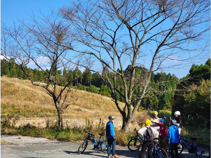 [Kumamoto/Aso] ~ A professional guide will guide you to the superb view of the grassland that is usually not accessible ~ Experience the grassland with special permission! Aso Caldera "Millennium Grassland" E-MTB Rideの紹介画像