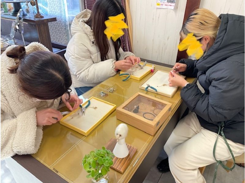 【福岡・糸島】アクセサリー制作体験  人気「革ひものブレスレット作り」初心者OK！思い出作りに♡の紹介画像