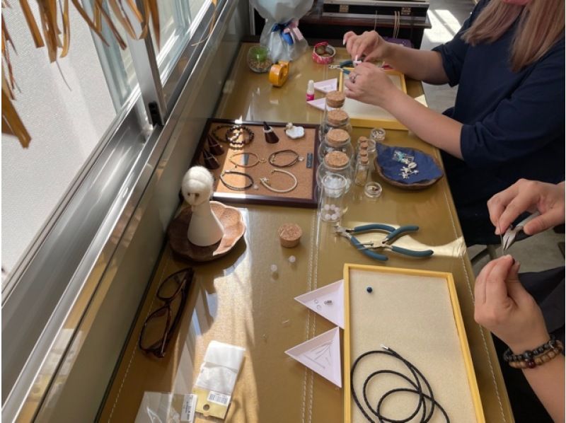 【福岡・糸島】アクセサリー制作体験  人気「革ひものブレスレット作り」初心者OK！思い出作りに♡の紹介画像