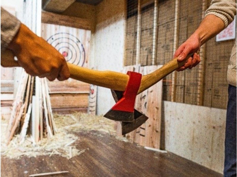 【東京・浅草】アメリカで大流行！AXE THROWING！爽快度MAXTHROWING！ダーツのように斧を投げて得点を競い合おう！