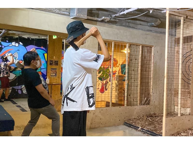 【東京・浅草】アメリカで大流行！AXE THROWING！爽快度MAXTHROWING！ダーツのように斧を投げて得点を競い合おう！