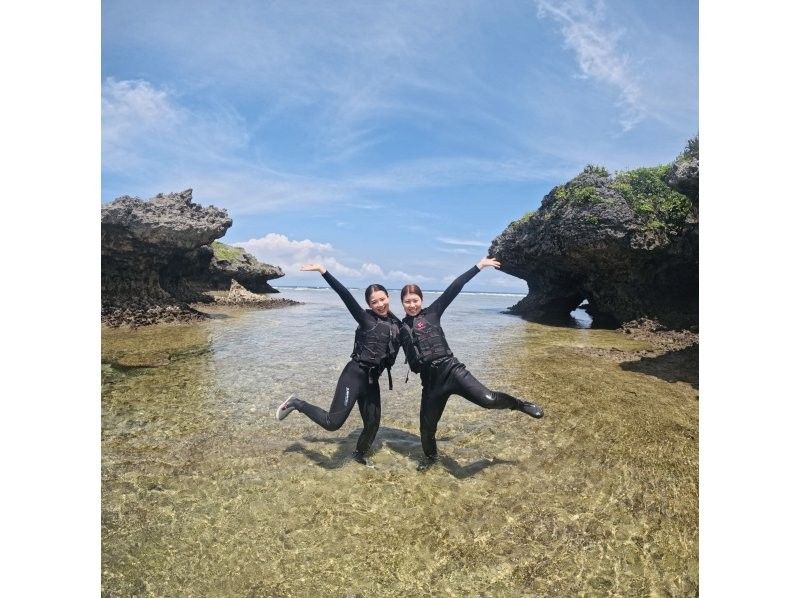 Same-day reservations accepted Family group discounts ≪All-inclusive! Private Onna Village Blue Cave Snorkeling≫ Free GoPro photos and videos Recommended for couples and families Pick-up and drop-off availableの紹介画像