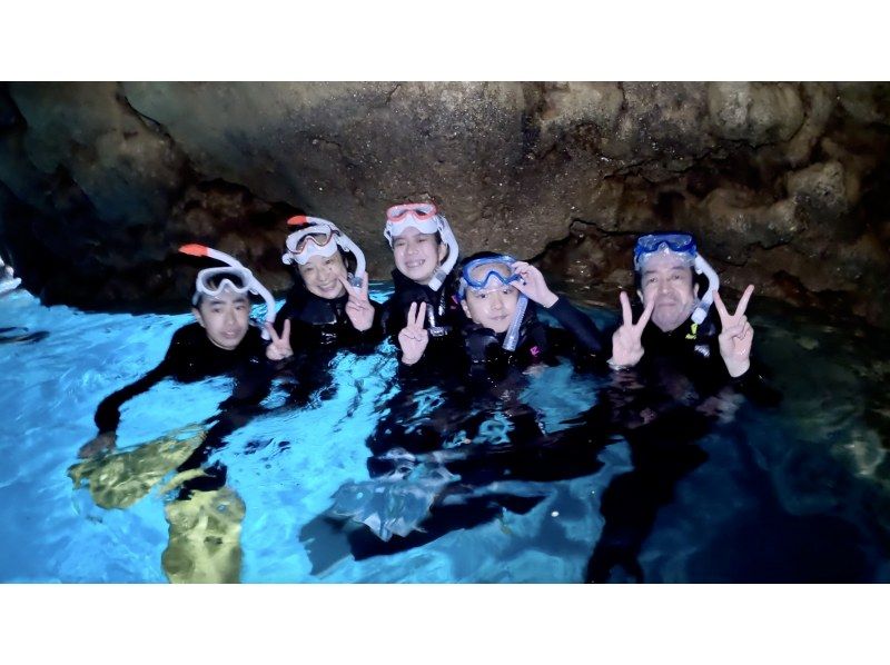 SALE! [Private tour❗️Blue Cave Snorkeling] Ages 5-69 years old Discounts available for 4 people or more Free GoPro photos and videos Pick-up and drop-off around Onna Village availableの紹介画像