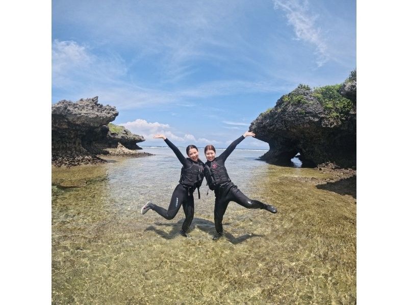 SALE! Discounts available for same-day reservations, families, and groups of 4 or more. All-inclusive! Private Onna Village Blue Cave Beach Snorkeling. Free GoPro photos and videos. Ages 5 to 69. Pick-up and drop-off available.の紹介画像