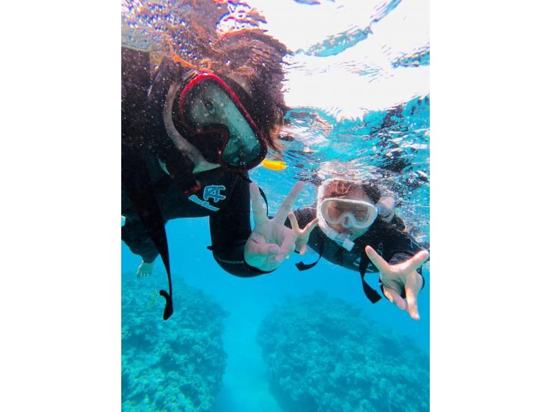 SALE! Same-day reservations OK Family discount ≪All-inclusive! Private Onna Village Blue Cave Snorkeling≫ GoPro photos and videos are free. Ages 5 to 69. Pick-up and drop-off available.の紹介画像