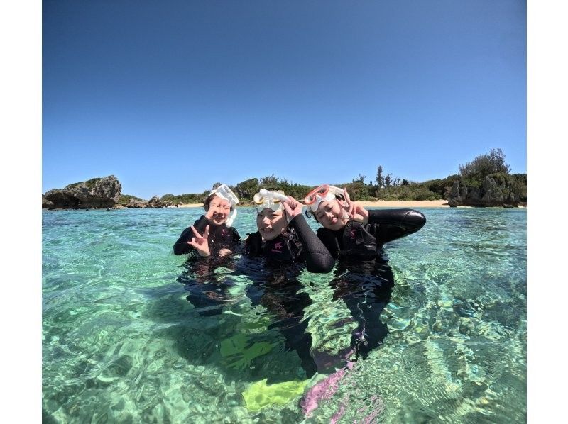 SALE! [Private tour❗️Blue Cave Snorkeling] Ages 5-69 years old Discounts available for 4 people or more Free GoPro photos and videos Pick-up and drop-off around Onna Village availableの紹介画像