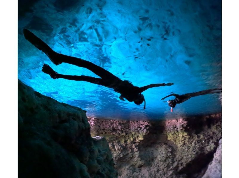 ≪Blue Cave Snorkeling≫Popular private plan for families and couples. Many 5-star reviews. Free GoPro rental now! Ages 5 to 59. Pick-up and drop-off available around Onna Village.の紹介画像